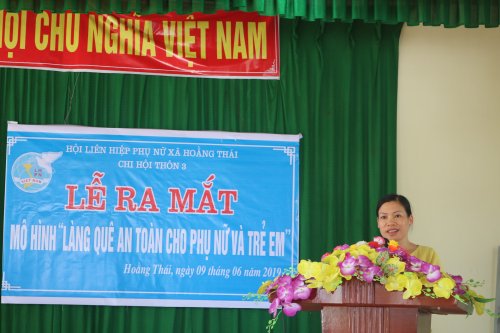 đồng chí Trịnh Thị Quế - Huyện ủy viên - Chủ tịch Hội LHPN huyện phát biểu chỉ đạo tại buổi lễ.JPG