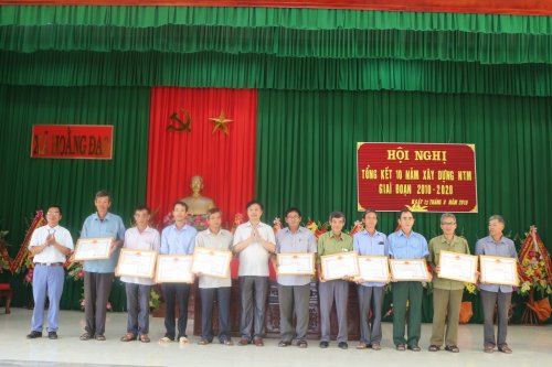 2. đc Lê Xuân Thu- BTHU- CT HĐND huyện và đc Bí thư Đảng bộ xã Hoằng Đạo(ngoài cùng bên trái) trao thưởng cho các tập thể, cá nhân có nhiều đóng góp trong PT XDNTM.jpg