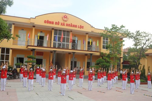 1. CLB Liên thế hệ tự giúp nhau thôn Đồng Thịnh, xã Hoằng Lộc biểu diễn bài tập dướng sinh.JPG