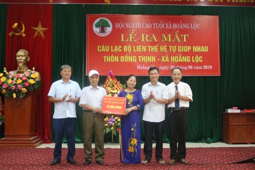 8 đồng chí Nguyễn Văn Lĩnh - Chủ tịch hội NCT huyện đã trao 15 triệu đồng từ nguồn quỹ Toàn dân chăm sóc, phát huy vai trò NCT cho CLB Liên thế hệ tự giúp nhau thôn Đồng Thịnh.JPG