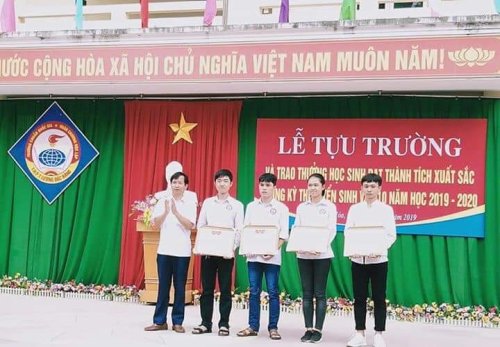 3. thầy Nguyễn Hữu Kỳ - Hiệu trưởng nhà trường trao thưởng cho các em học sinh đạt điểm cao  trong kỳ thi đại học.jpg