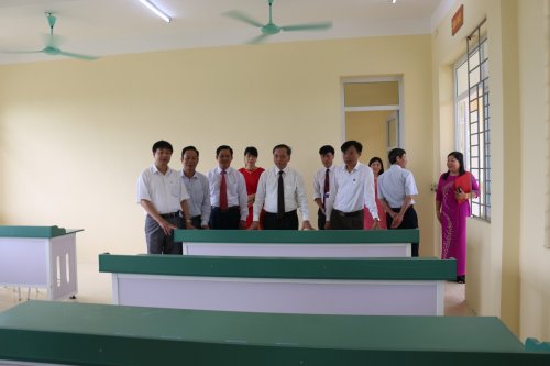 9.Các đồng chí lãnh đạo thăm phòng thiết bị tại trường.JPG