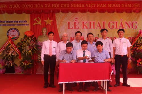 14. lãnđạo sở GD, huyện Hoằng Hóa  chứng kiến ký cam kết 3 bên- đơn vị ĐT- DN và TTGDNN-GDTX (1).JPG