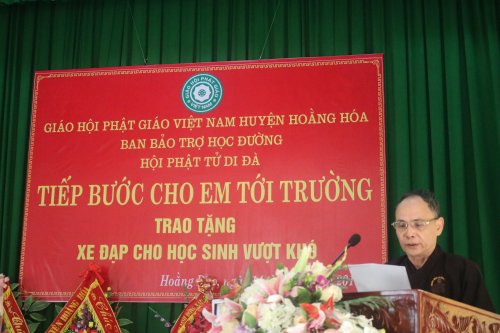 2. ông Nguyễn Phú Cử- Trưởng ban Bảo trợ học đường- Trưởng hội phật tử Di đà phát biểu khai mạc.JPG