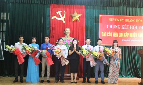 3. Đồng chí Đoàn Thị Hải - Phó Bí thư thường trực huyện ủy tặng hoa cho các thí sinh xuất sắc nhất tham gia hội thi cấp huyện.JPG