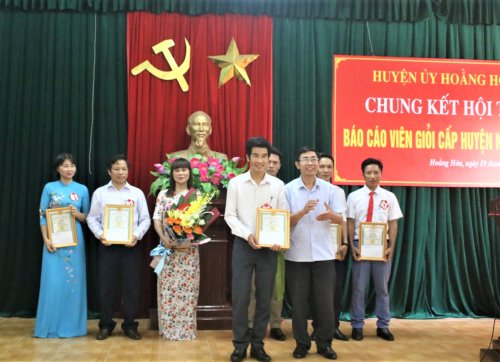 5.Ban tổ chức đã trao 1 giải nhất cho thí sinh Phạm Văn Năm đến từ xã Hoằng Hà.JPG