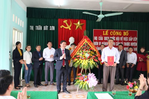 2. đc Lê Sỹ Nghiêm -PBTHU-CTUBND huyện trao QĐ chỉ định BTV đảng ủy TT Bút Sơn.JPG