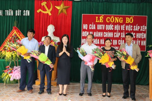4.  đc Đoàn Thị Hải- PBT TT huyện ủy trao hoa cho các đồngchí chuyển công tác và nghỉ chế độ.JPG