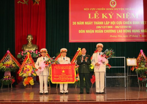 6.đồng chí Đinh Tiên Phong- Chủ tịch Hội CCB tỉnh trao Cờ thi đua đơn vị xuất sắc của TW HCCB VN cho HCCB huyện Hoằng Hóa.JPG