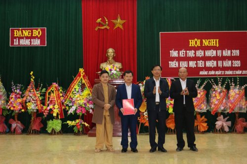 1. đồng chí Lê Văn Phúc- PCT UBND(thứ 2 từ phải qua)  trao quyết định thành lập BQL  các di tích - Phủ Vàng - Hoằng Xuân.JPG