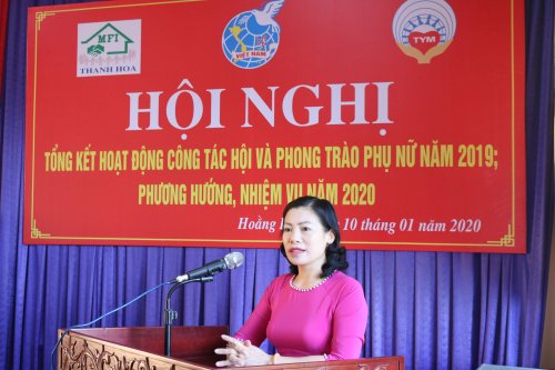 Ảnh 2. Đồng chí Trịnh Thị Quế - Chủ Hội LHPN huyện khai mạc và chủ trì hội nghị.JPG