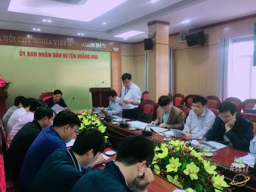 Đồng chí Nguyễn Văn Tiệm - Trưởng phòng tài nguyên môi trường huyện báo cáokết quả thực hiện công tác giải phóng mặt bằng dự án.JPG