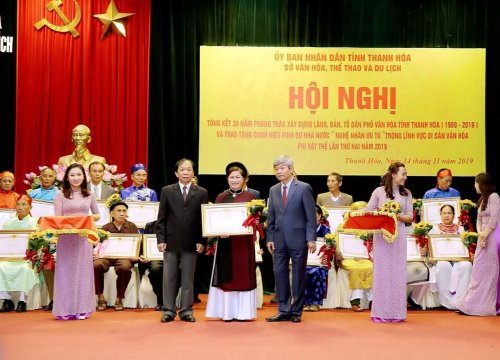 2. Nghệ nhân Nguyễn Thị Hương tại lễ trao tặng danh hiệu nghệ nhân ưu tú.jpg