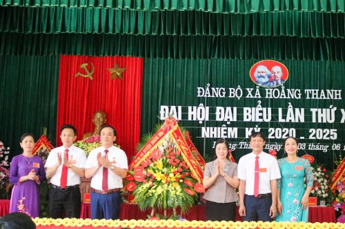 Thay mặt Thường vụ huyện ủy, Đồng chí Đoàn Thị Hải - Phó Bí thư thường trực huyện ủy tặng hoa chúc mừng đại hội.jpg