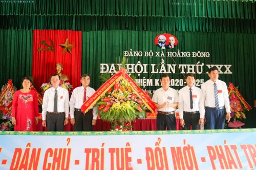 Thay mặt lãnh đạo huyện, đồng chí Chu Thế Sâm - Thường vụ huyện ủy - Chủ nhiệm UBKT Huyện ủy tặng hoa chúc mừng đại hội.jpg