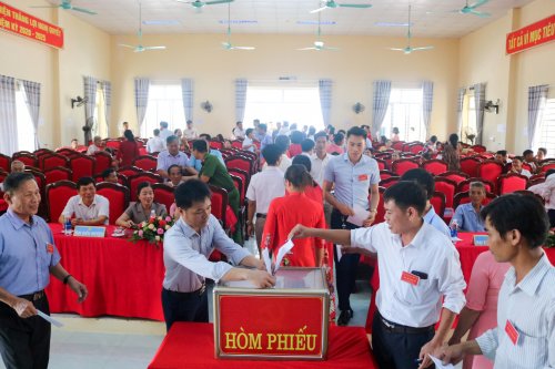 Bỏ phiếu bầu BCH Đại hội Đảng bộ xã, nhiệm kỳ 2020 - 2025.jpg