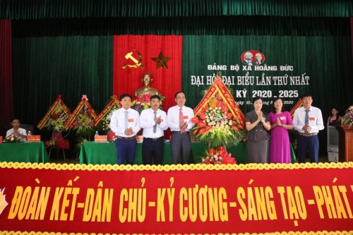 Thay mặt huyện ủy, Đồng chí Đoàn Thị Hải - Phó Bí thư thường trực huyện ủy tặng hoa chúc mừng đại hội.jpg
