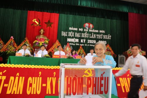 Các đại biểu tham gia bỏ phiếu bầu BCH Đảng bộ xã, nhiệm kỳ 2020 - 2025.jpg