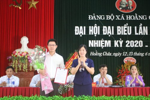 5. Đc Đoàn Thị Hải trao QĐ của Huyện ủy cho đồng chí Trần Anh Tuyển.JPG