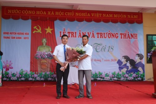 6. thầy Đoàn Đăng Khoa- GĐTT (bên trái) nhận hoa của đại diện hội Phụ huynh học sinh tặng cho nhà trường.jpg