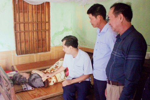 2.Thăm gia đình vợ liệt sỹ Nguyễn Thị Cân thôn Đông Phú xã Hoằng Lộc.jpg