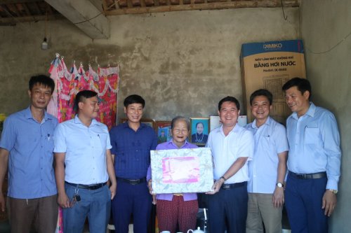 2. và thăm tặng quà Chu Thị Bổi, thương binh 21%, thôn lê Lợi, xã Hoằng Đông có hoàn cảnh khó khăn.jpg