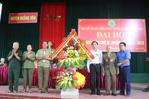 Ảnh 5. Đồng chí Lê Văn Phuc - Phó chủ tịch UBND huyện tặng lẵng hoa chúc mừng đại hội.jpg