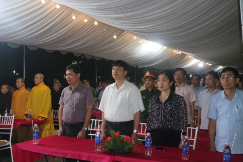 2. các đồng chí lãnh đạo đảng, chính quyền huyện và đại diện giáo hội Phật giáo huyện dự lễ cầu siêu.jpg