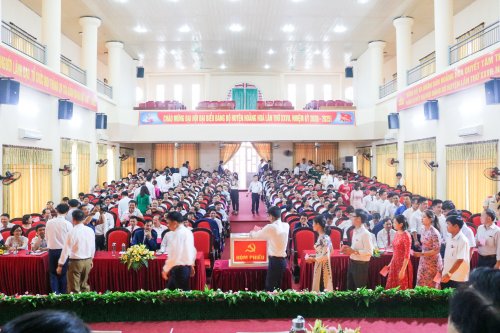 Các đại biểu bỏ phiếu bầu đoàn đại biểu đi dự đại hội Đảng bộ tỉnh Thanh Hóa lần thứ XIX, nhiệm kỳ 2020 - 2025.jpg