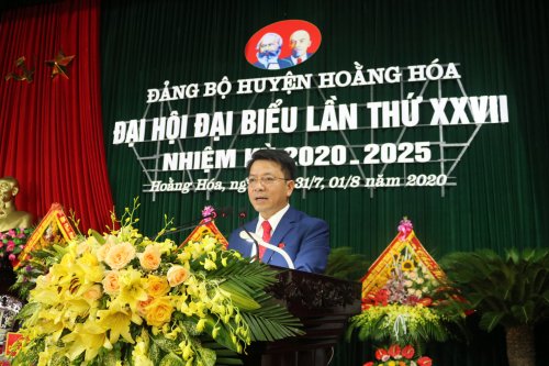 đồng chí Lê Anh Tuấn - HUV - Chánh văn phòng huyện ủy thay mặt đoàn thư ký trình bày dự thảo Nghị quyết đại hội.JPG