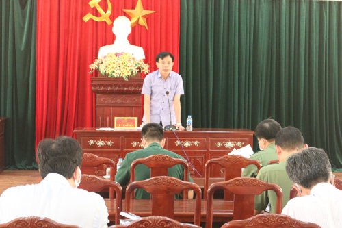 Đồng chí Lê Văn Phúc - Phó Chủ tịch UBND huyện- trưởng ban chỉ đạo thi huyện phát biểu chỉ đạo tại cuộc họp.JPG