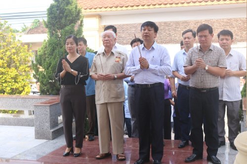 Ảnh 1. Các đồng chí lãnh đạo huyện dâng hương tại bia tưởng niệm cụ Lê Viết Phồn - Thôn Cự Đà.JPG