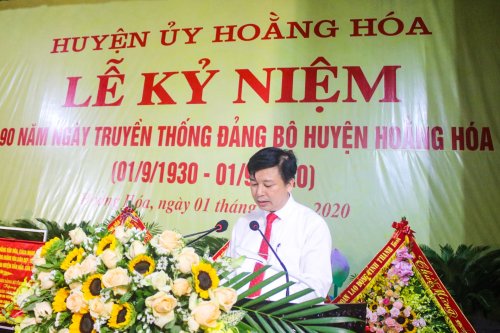 Đồng chí Lê Xuân Thu, Tỉnh ủy viên, Bí thư Huyện ủy, Chủ tịch HĐND huyện trình bày diễn văn kỷ niệm 90 năm ngày truyền thống của Đảng bộ huyện Hoằng Hóa.jpg