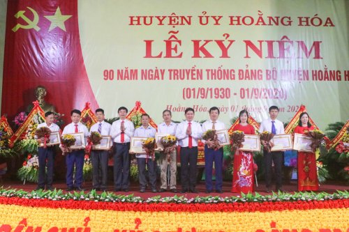 Lãnh đạo huyện Hoằng Hóa khen thưởng cho các tập thể và cá nhân.jpg