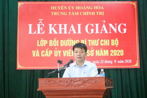Đồng chí Lê Aanh Tuấn - TVHU - Trưởng Ban tuyên giáo huyện ủy - Gi ám đốc Trung tâm Chính trị huyện phát biểu khai giảng.jpg