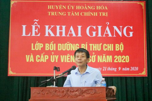 Đồng chí Lê Văn Nghĩa - TVHU - Trưởng ban Tổ chức huyện ủy  phát biểu chỉ đạo tại lớp học.jpg