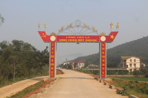 1. Cổng làng Trà La xã Hoằng Xuân.JPG