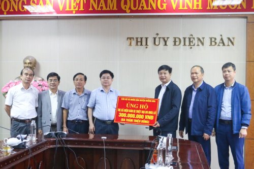 Ảnh 4. Trao số tiền 300 triệu đồng của Huyện ủy, HĐND, UBND, UBMTTQVN huyện Hoằng Hóa ủng hộ nhân dân Điện Bàn.jpg