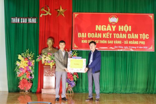đồng chí Phó Chủ tịch UBND huyện đã tặng quà cho cán bộ nhân dân Thôn Sao Vàng.jpg
