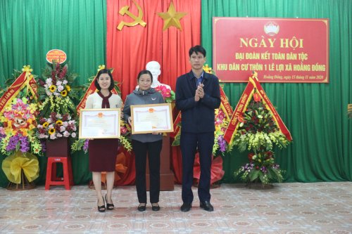 Ảnh 6. UBND xã Hoằng Đồng trao tặng giấy khen cho 2 gia đình thôn 1 Lê Lợi đã có thành tích xuất sắc trong phong trào toàn dân đoàn kết xây dựng nông thô.JPG