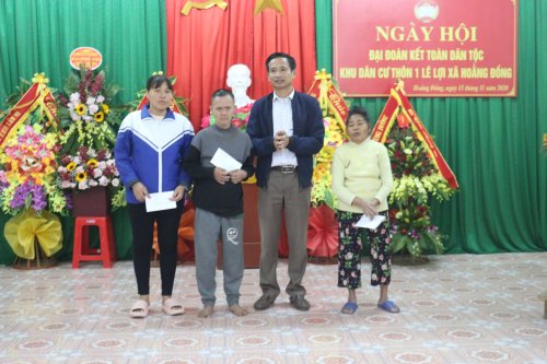 Ảnh 7. UBND xã Hoằng Đồng trao tặng 3 xuất quà cho 3 gia đình có hoàn cảnh đặc biệt khó khăn ở thôn.JPG