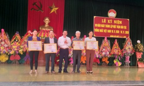 Lãnh đạo đảng ủy, chính quyền, MTTQ xã Hoằng Hải đã tặng giấy khen cho 4 tập thể và 10 cá nhân có thành tích xuất sắc trong công tác mặt trận năm 2020.jpg