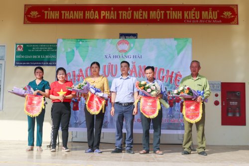Lãnh đạo đảng ủy - MTTQ xã Hoằng Hải tặng hoa và cờ lưu niệm cho các thôn.jpg