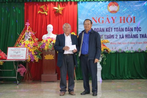 6. gd ông Nguyễn Văn Toại tặng thôn 10 triệu đồng nhân ngày hội đại đoàn kết và tặng 10 suất quà cho 10 gia đình có hoàn cảnh khó khăn.jpg