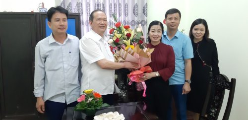 Đồng chí Đoàn Thị Hải - Phó Bí thư thường trực huyện ủy tặng hoa chúc mừng cán bộ, chuyên viên UBMTTQ huyện.jpg