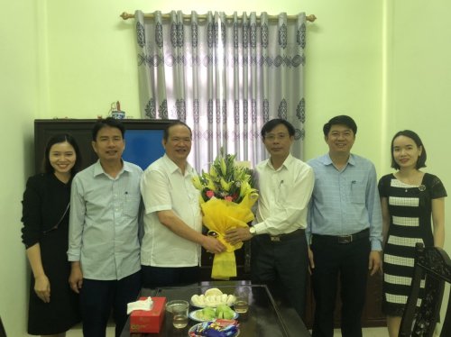 đồng chí Lê Văn Phúc - Huyện ủy viên - Phó Chủ tịch UBND huyện tặng hoa chúc mừng.jpg