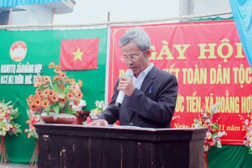 2. Ông Lê Văn Dự - Bí thư Chi bộ - Trưởng Ban công tác mặt trận KDC thôn Đức Tiến đọc truyền thống MTTQ Việt Nam.jpg
