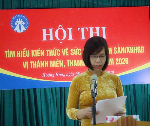 2 . cô Hà Phó hiệu  trường THPT Hoằng Hóa IV khai mạc hội thi.jpg
