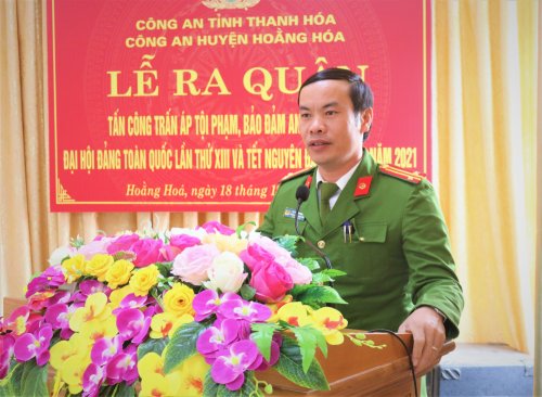 Ảnh 4. Trung tá Lê văn Phong, Trưởng Công an huyện phát Lệnh ra quân.JPG