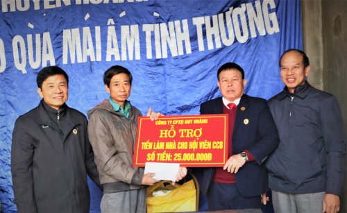 ẢNh 1. Trao 25 tiệu đồng hỗ trợ xây dựng làm nhà cho Hội viên Nguyễn Văn Trường, xã Hoằng Lộc.JPG